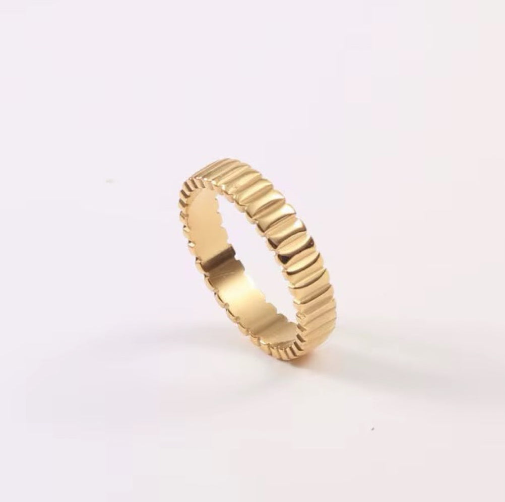 Croissant Ribbed Band Ring