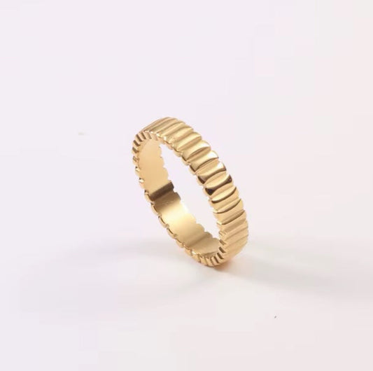 Croissant Ribbed Band Ring